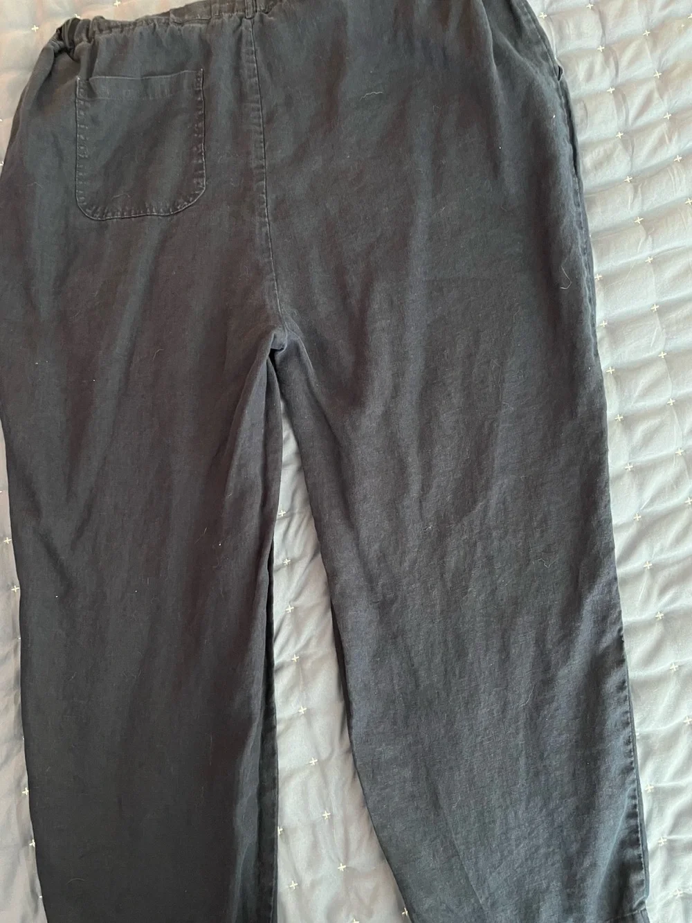 Women’s Quince brand lightweight wide leg linen pants. Navy